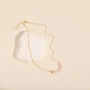 Minimalistische vergoldete Halskette mit rosa Naturkristallen und kleinem Sternanhänger