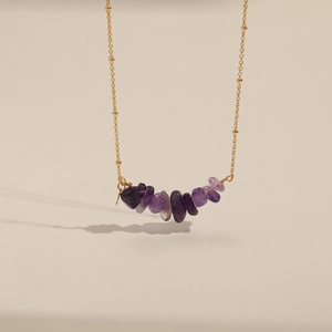 Natürliche lila Amethyst-Steinhalskette mit vergoldeter dünner Perlenkette für Damen