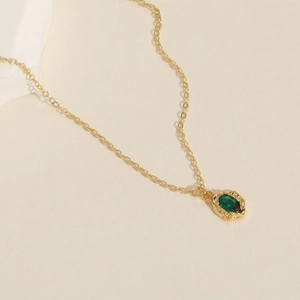 Collier géométrique doré irrégulier avec un pendentif ovale en pierre émeraude