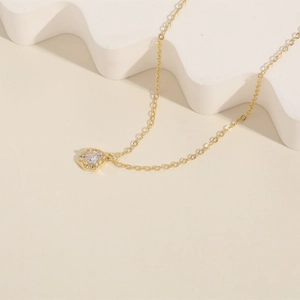 Collier géométrique irrégulier en cuivre plaqué or 14k avec un pendentif en zircon