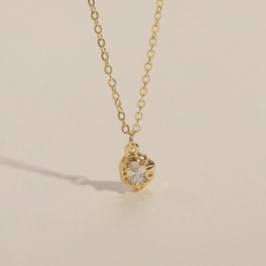 Collier géométrique irrégulier plaqué or 14k avec pendentif ovale en zircone