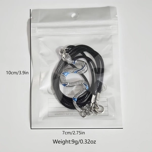 Detailopname van slangenketting met blauw emaille en fijne schubben in plastic verpakking