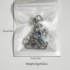 Détail du collier Sun Wukong avec pendentifs en forme de goutte bleue sous emballage
