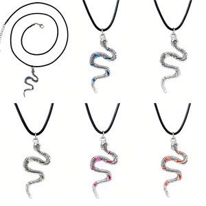 Detailweergave van gekleurde slangenhangers met getextureerde patronen en leren koorden