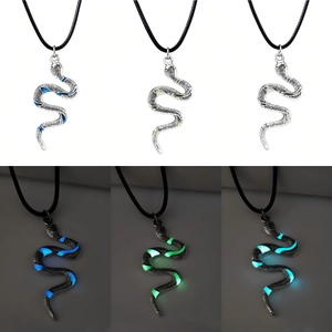 Lichtgevende slangenketting met glow-in-the-dark effect in blauw en groen
