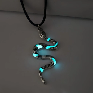 Lichtgevende slangenketting met ijsblauw glow-in-the-dark effect en zilveren afwerking