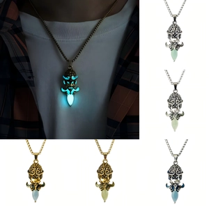 Collier pendentif Sun Wukong lumineux en alliage de zinc avec masque rétro brillant