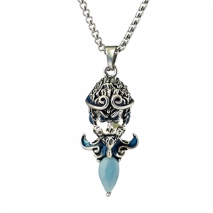 Détail du pendentif masque Wukong avec émail bleu et pierre lumineuse sur chaîne argent