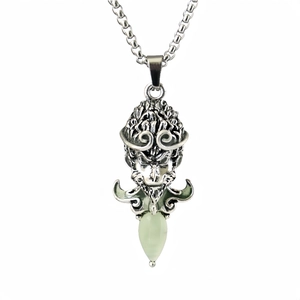Détail du pendentif Sun Wukong vintage avec pierre précieuse verte et chaîne robuste