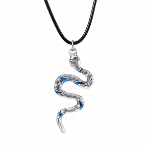 Lichtgevende slangenketting met retro zilveren schubben en blauw email op zwart koord