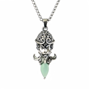 Détail du pendentif Sun Wukong argent vieilli avec pierre lumineuse et chaîne acier