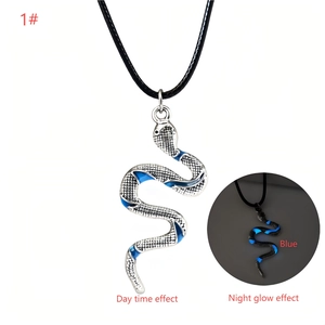 Detail van de glow in the dark slang hanger ketting met blauw nachtlicht effect