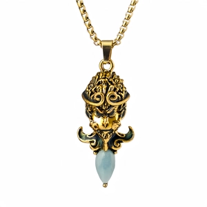 Détail du pendentif Monkey King doré avec gemme bleue et sculptures complexes