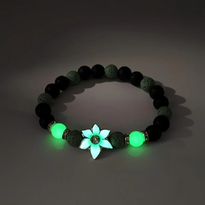 Bracelet de perles lumineuses avec pierres de lave et pendentif fleur argentée dans le noir