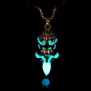 Pendentif Black Myth Wukong lumineux avec lueur bleu glacier sur chaîne dorée
