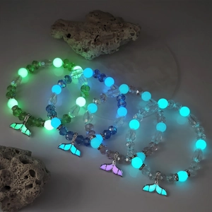 Lichtgevende zeemeerminstaart armband met glanzende kristallen kralen in het donker