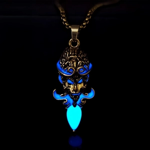 Gros plan détaillé du pendentif Monkey King avec matériau lumineux bleu brillant