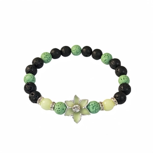 Bracelet fleur de bauhinia lumineux avec perles de lave noire et détails en strass
