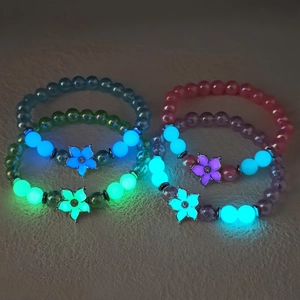 Bracelet de Perles Fleurs de Cerisier Lumineux en Résine et Alliage Avec Strass Brille Dans le Noir Bijoux Femme