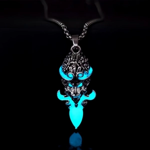 Pendentif lumineux Black Myth Wukong avec effet brillant bleu sur fond noir