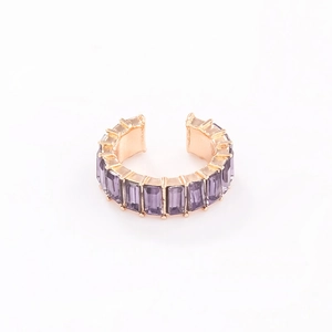 Goldene Ohrmanschette mit rechteckigen lila Zirkonia im minimalistischen geometrischen Design