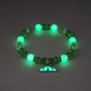 Lichtgevende vissenstaart armband met fluorescerende groene kralen en kristallen