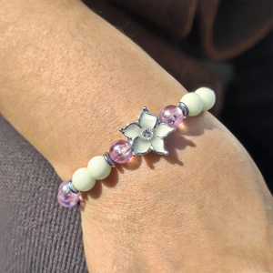 Bracelet de fleurs de cerisier lumineuses avec des perles sirène vert et violet