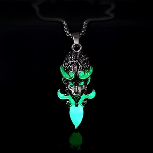 Vue macro des yeux fluorescents sur un pendentif en métal de style mythique vintage