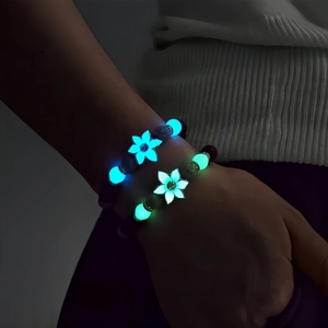 Bracelet fleur lumineux avec pierre volcanique brillant dans l'obscurité pour femmes
