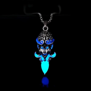 Détail du pendentif masque phosphorescent avec effet bleu lumineux et fini en alliage de zinc