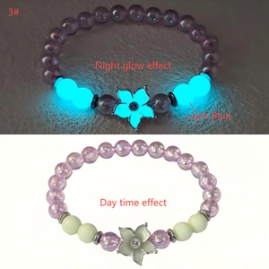 Bracelet cerisier lumineux montrant l'effet de lueur nocturne et de jour comparé