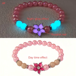 Bracelet de perles lumineuses avec perles sirène roses et détail de breloque fleur