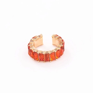 Goldene C-Form Ohrmanschette mit rechteckigen orangeroten Steinen und Zirkonia