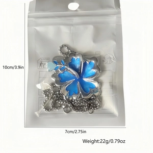 Detailansicht der leuchtend blauen Blumenkette mit Silberkette in der Schutzverpackung
