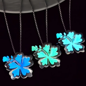 Leuchtende Blumenhalsketten in Blau und Grün mit silbernen Ketten auf Schwarz