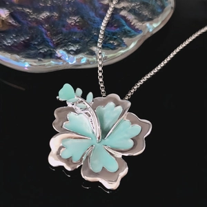 Sommerliche leuchtende Silberblumen-Halskette mit hellblauen Blüten und Boxkette