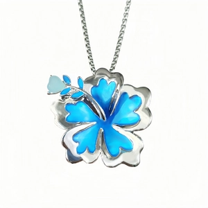 Sommerliche leuchtende Blumenkette mit blauen Blütenblättern und silberner Boxkette
