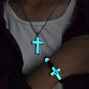 Ensemble collier et bracelet croix lumineuse avec perles en pierre naturelle brillante