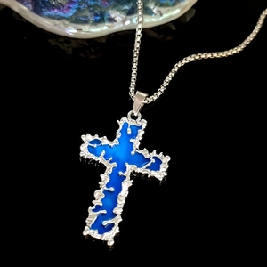 Collier croix bleu lumineux avec texture de lave argentée et chaîne à mailles carrées
