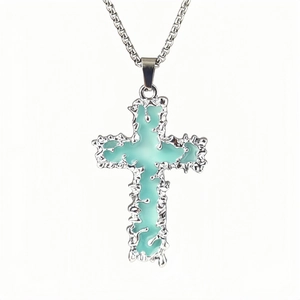 Collier croix lumineux avec texture lave argentée et résine verte menthe translucide