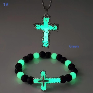 Ensemble collier croix et bracelet perlé avec effet lumineux vert brillant dans le noir