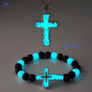 Détail du pendentif croix bleu clair lumineux et du bracelet en perles de lave