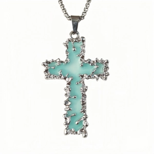 Détail du pendentif croix lumineuse avec résine bleue et cadre en métal argenté