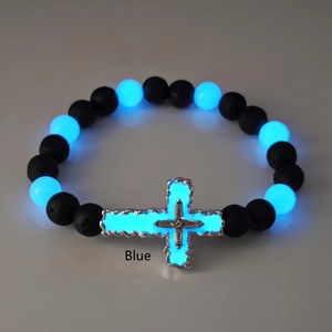 Vue détaillée du pendentif croix bleue lumineuse avec bracelet perlé en pierre de lave