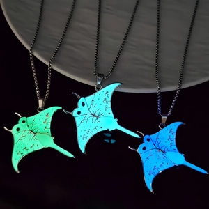 Vue détaillée des pendentifs raie manta brillant en vert, bleu clair et bleu profond