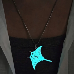 Collier Lumineux Raie Manta en Alliage et Résine Brille Dans l'Obscurité Style Océan Colliers Pendentifs pour Femme Bijoux de Plage