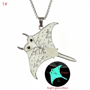 Pendentif raie manta luminescent avec effet de lueur nocturne verte et style océan