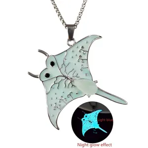 Vue détaillée du pendentif raie manta montrant l'émail bleu clair et l'effet lumineux