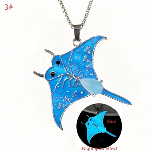 Détail du pendentif raie manta montrant l'effet lumineux nocturne et sa chaîne