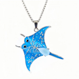 Collier raie manta lumineux avec émail bleu et texture de vigne argentée sur fond blanc